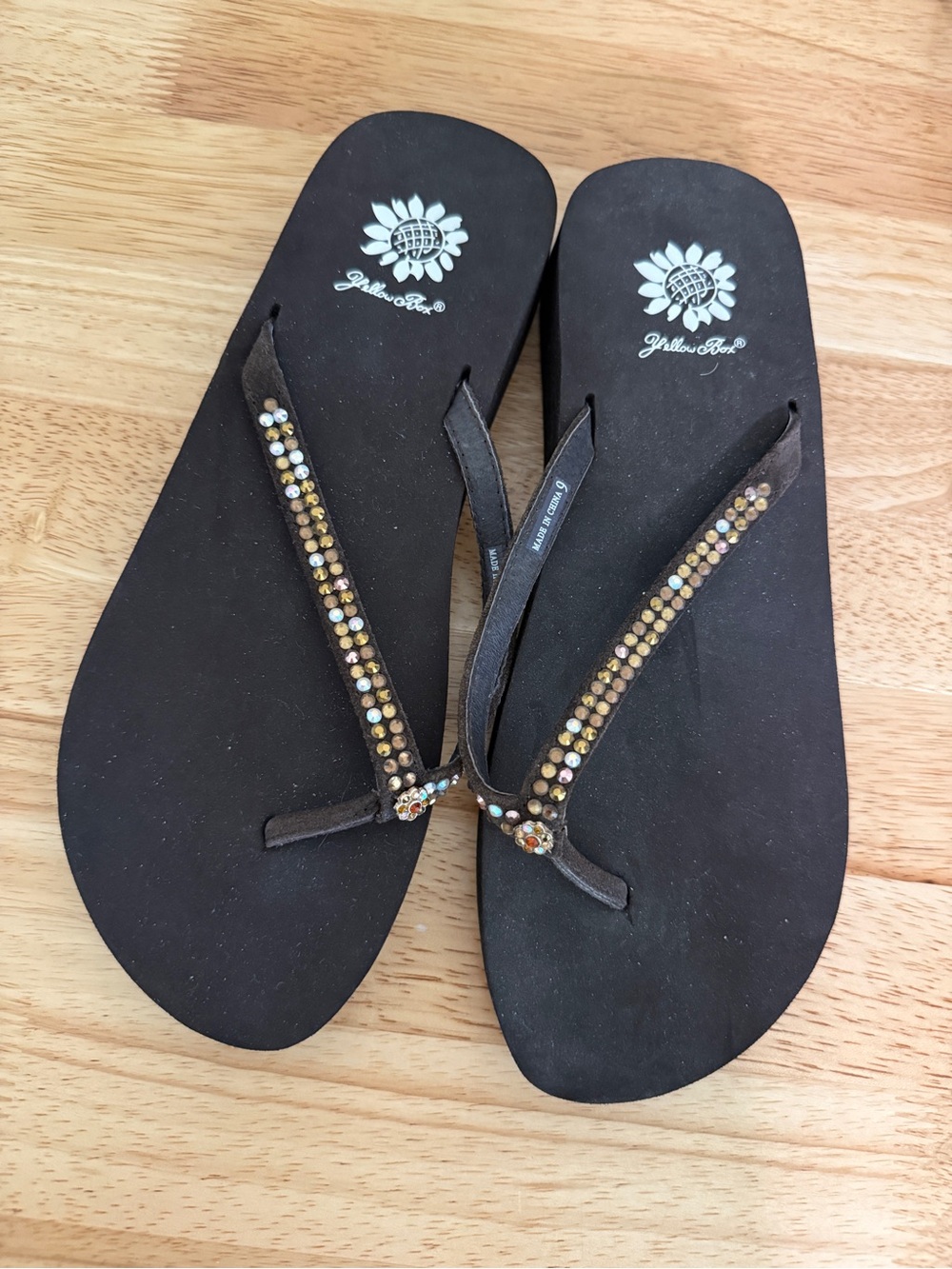 Yellow Box Jello Brown Crystal-Embellished Women's Flip Flops Size 9